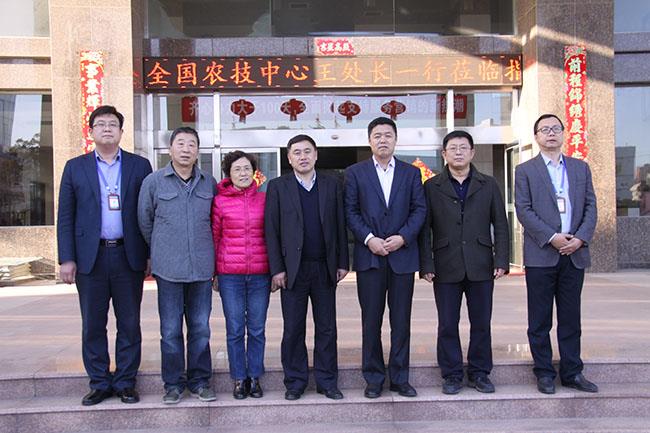 全国农技推广中心领导莅临尊龙凯时检查指导工作